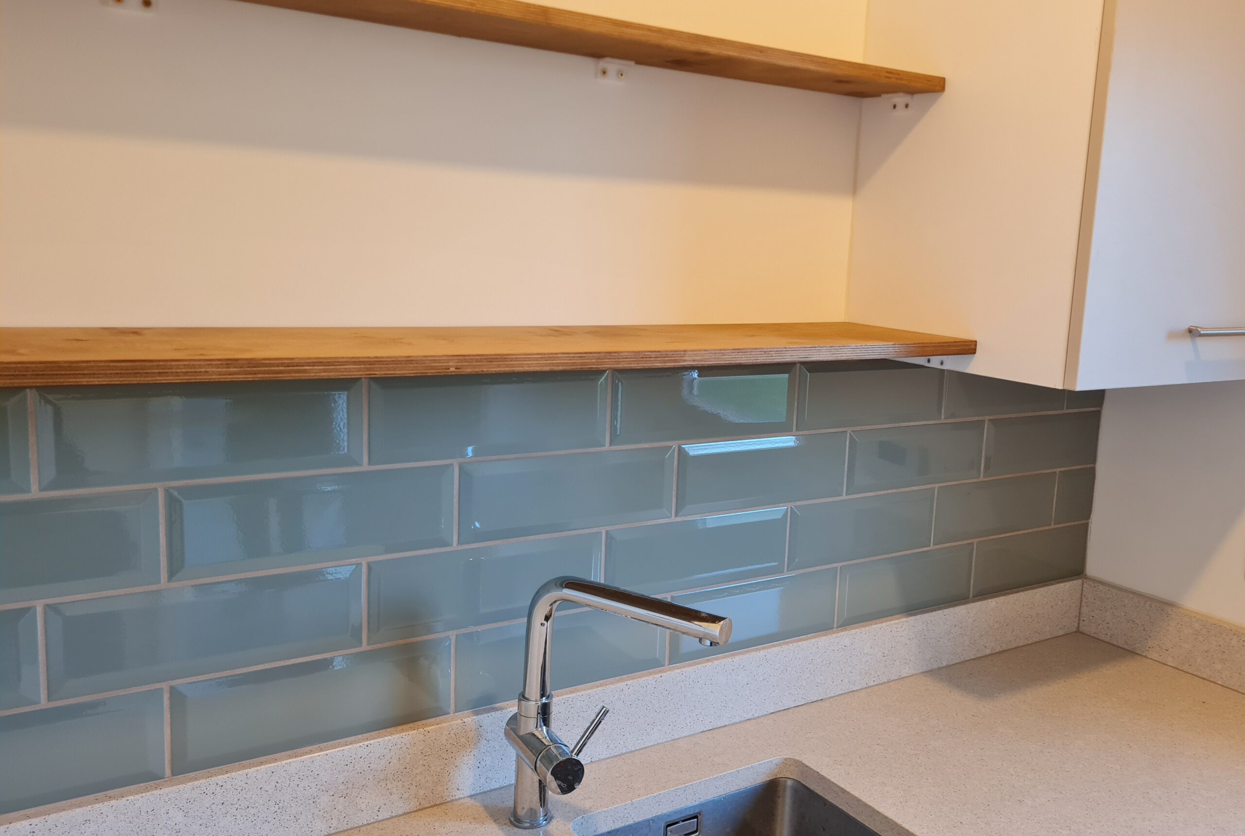 Another utility room tile & shelving